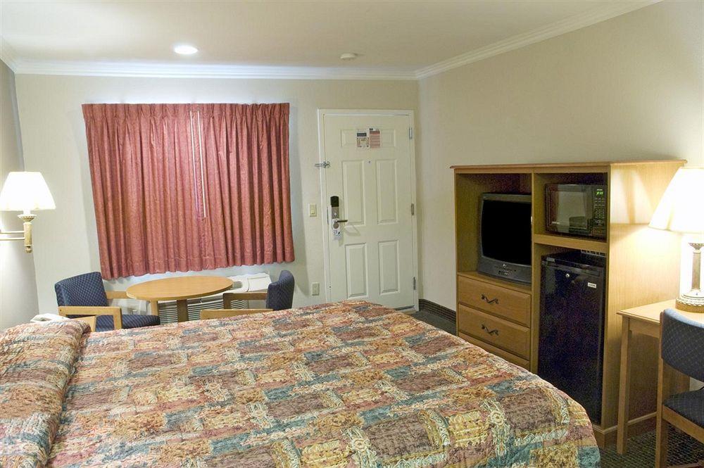 Motel Americas Value Hollywood 2*